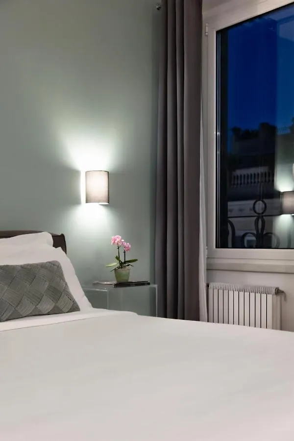 Fellini Design Suites Roma 2*,
